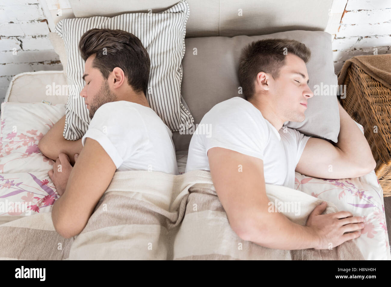 Dolce coppia gay dormire insieme Foto Stock