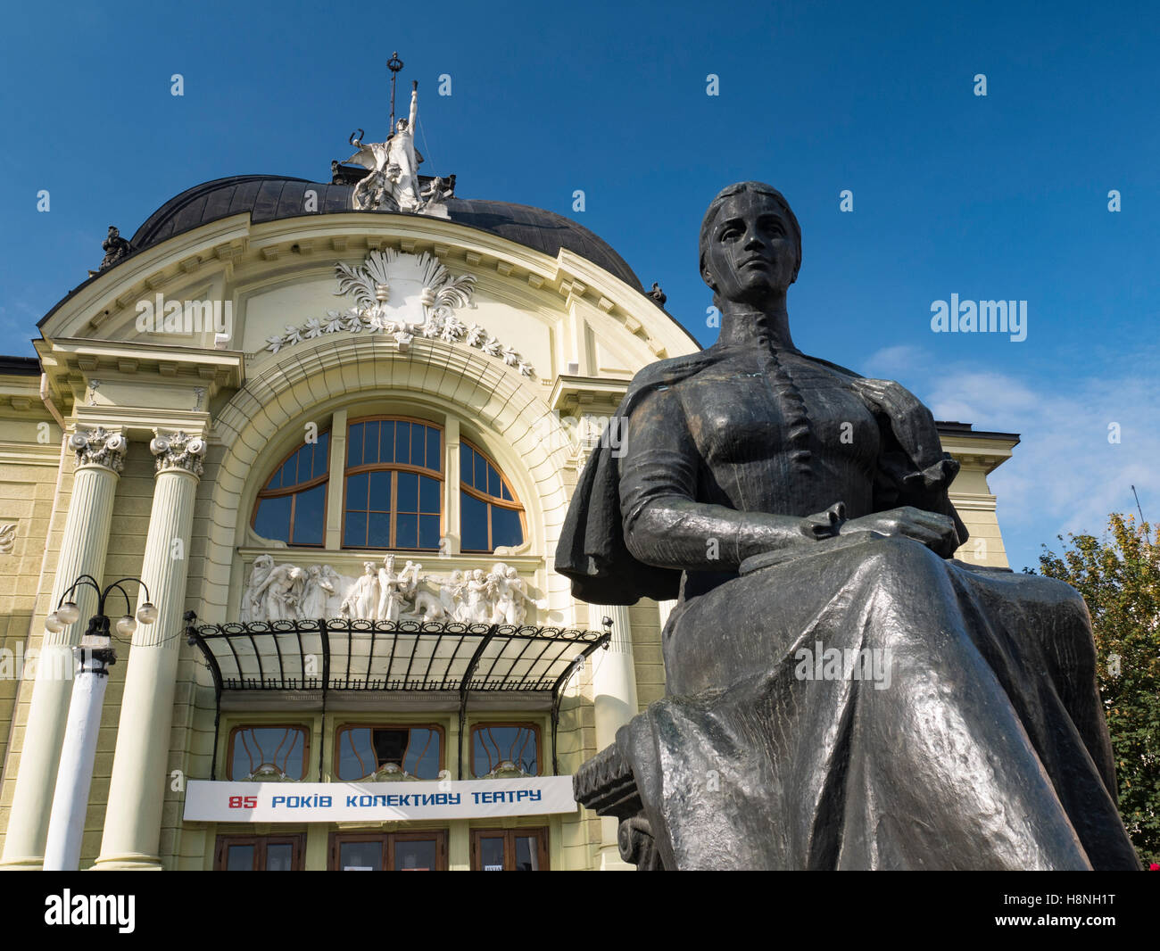 Parte anteriore di chernivtsi teatro in piazza teatralina ucraina con la statua di olha kobylianska Foto Stock