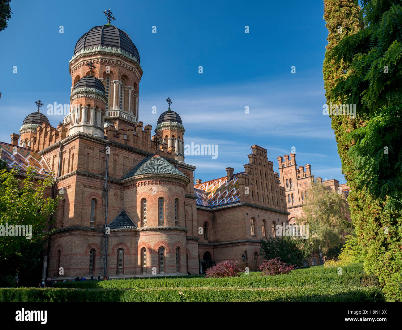 La torre a forma di cupola di chernivtsi National University in chernivtsi ucraina con alberi autunnali Foto Stock