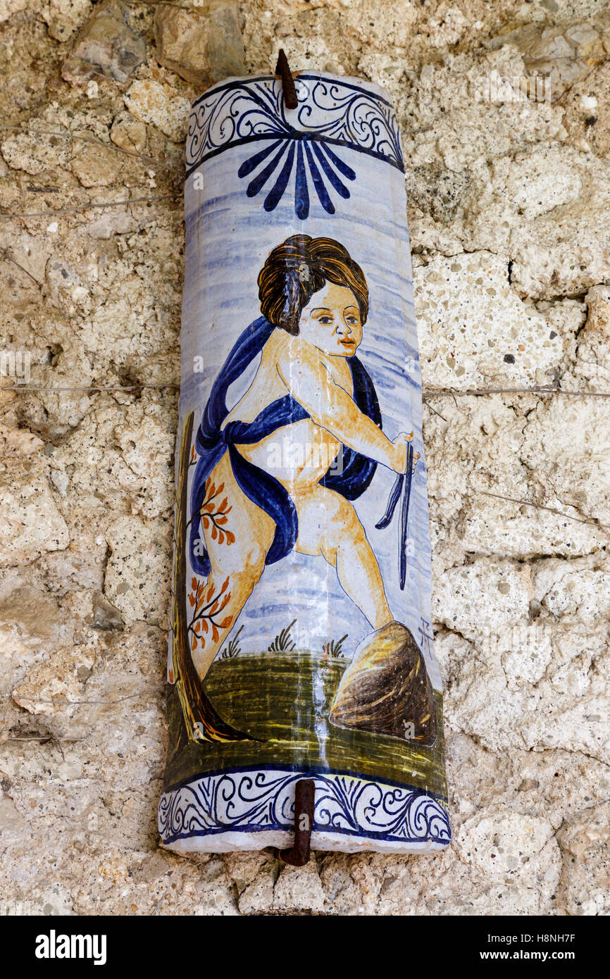 Decorazione di piastrelle in ceramica sul vecchio le mura del monastero dell'Hotel Parsifal, Ravello, Italia. Foto Stock