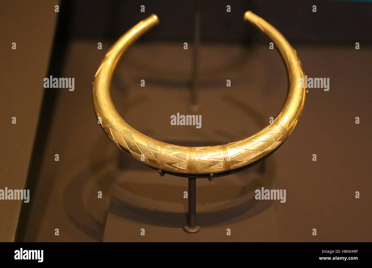 Torc dal Berzocana tesoro. Oro. Tarda età del bronzo. -1000. Berzocana, Caceres, Spagna. Museo Archeologico Nazionale di Madrid. Foto Stock