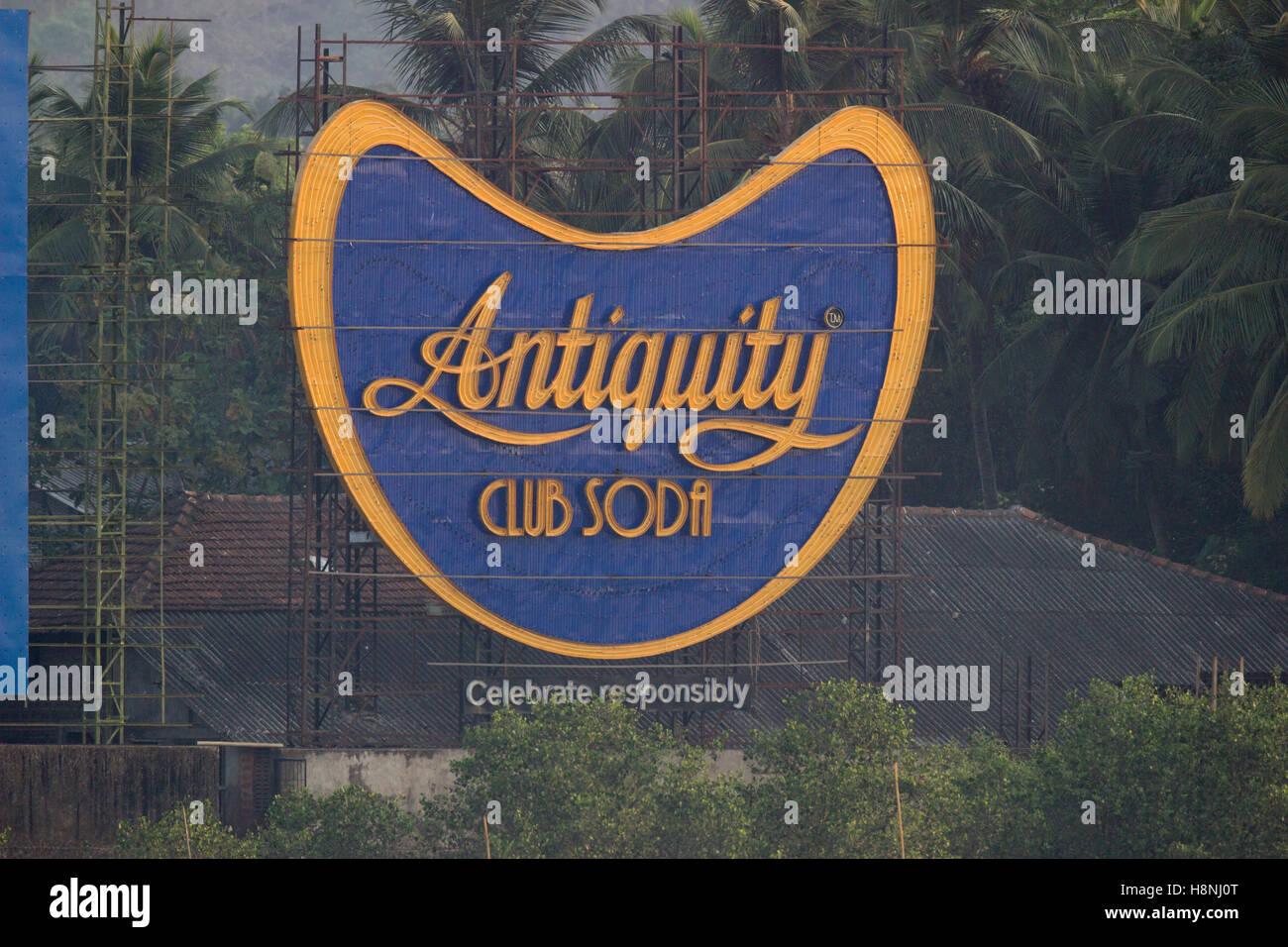 Antichità blu Club Soda Whisky insegne al neon sul fiume Mandovi in Panjim Goa Foto Stock