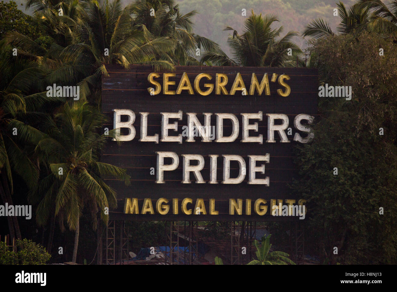 Frullatori orgoglio notti magiche insegne al neon sul fiume Mandovi in Panjim Goa Foto Stock