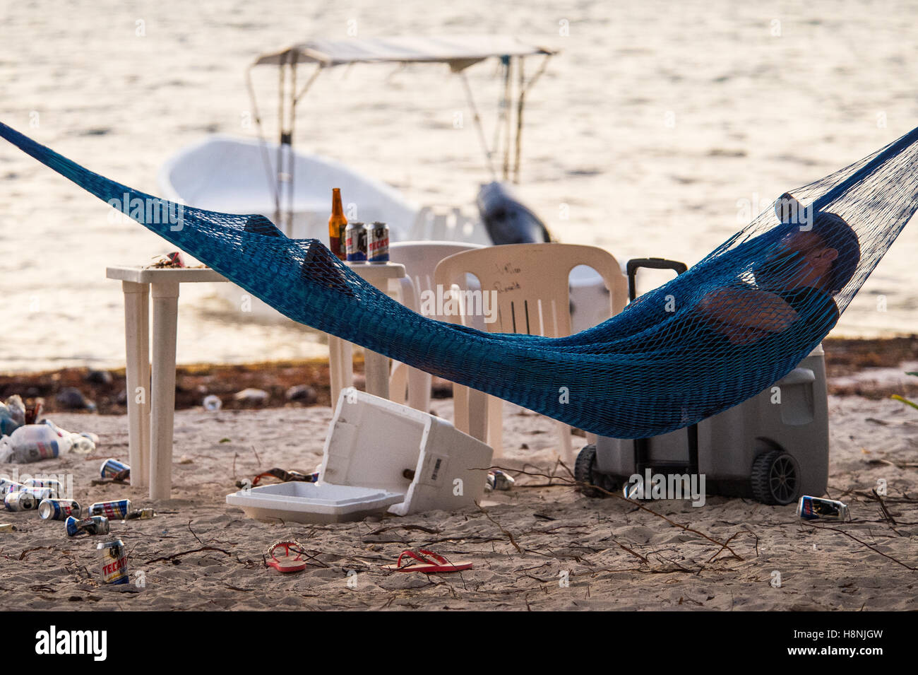 Postumi di un ubriaco beach party Foto Stock