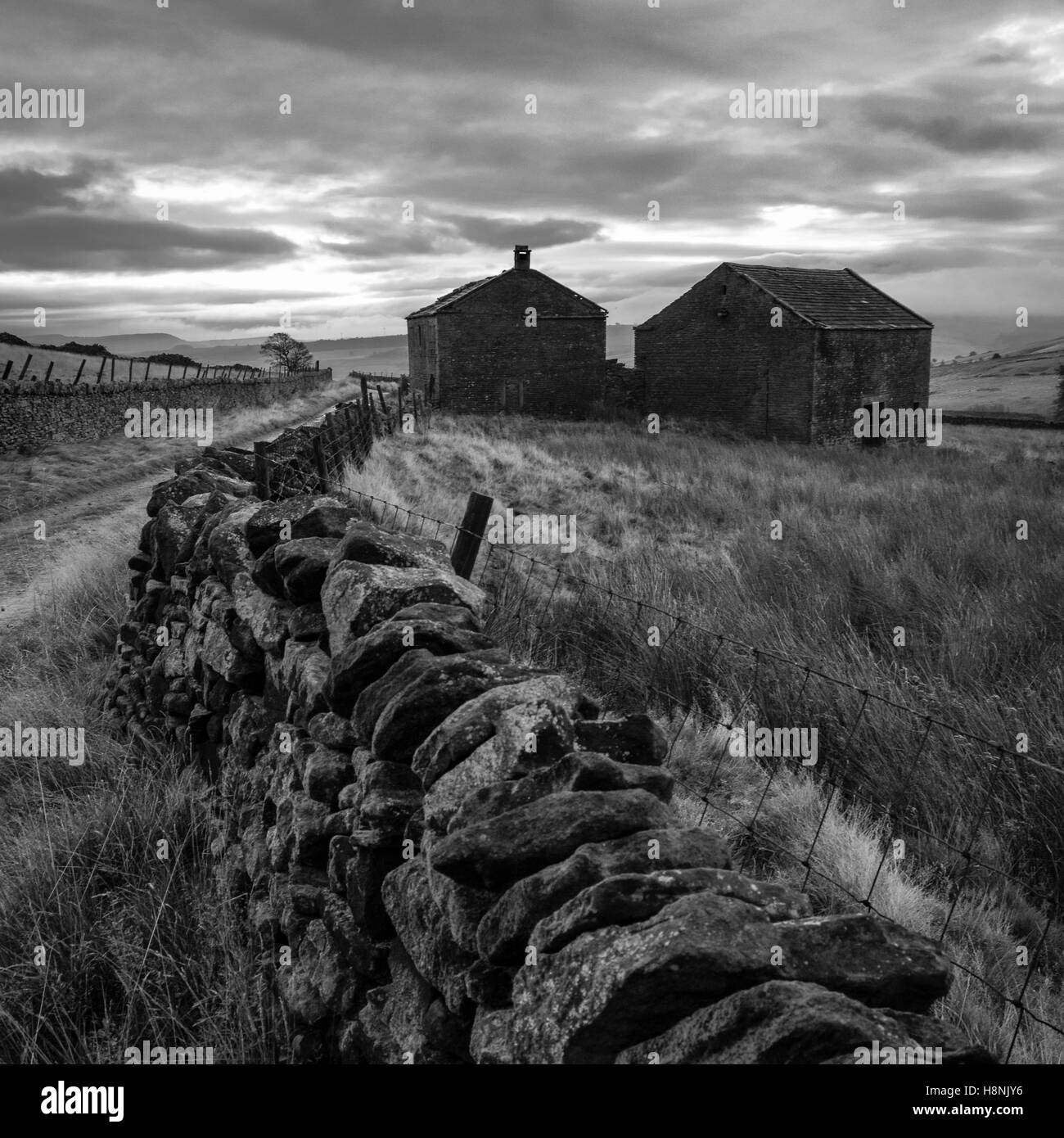 Abbandonati gli edifici di fattoria nel Yorkshire Peak District Foto Stock
