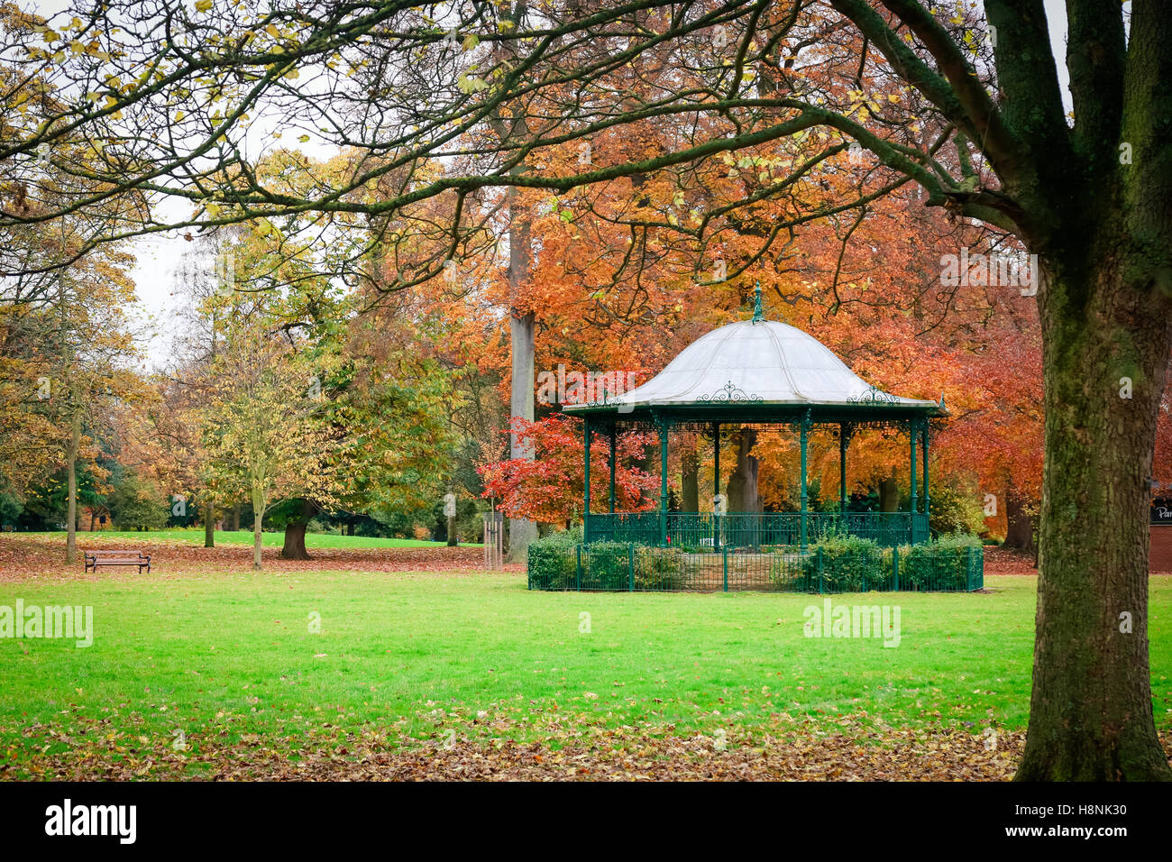 Un palco per spettacoli in stile vittoriano in Abington Park su una mattina autunnale Foto Stock