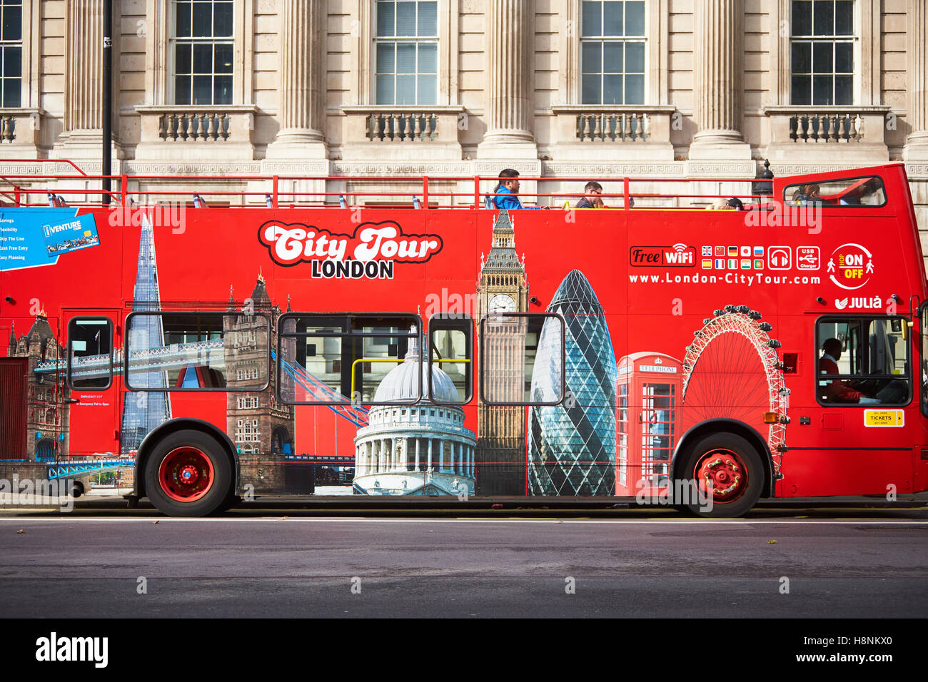 Una parte superiore aperta tour bus aziona verso il basso Whitehall a Londra Foto Stock