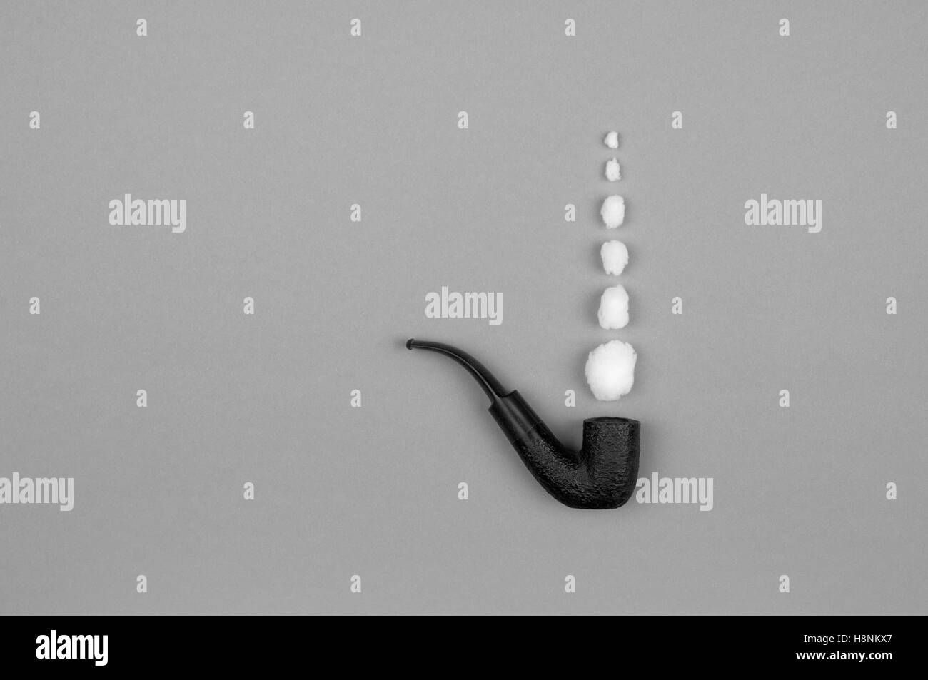 Tubo di tabacco con cotone cloudlets Foto Stock