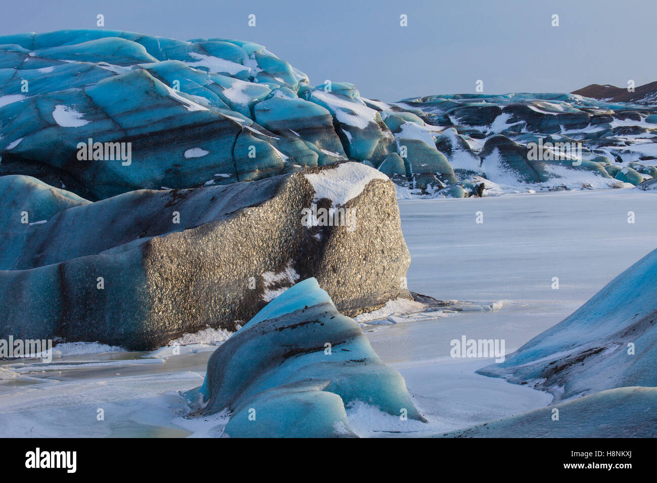 Blu di formazioni di ghiaccio su Svinafellsjökull, il braccio del Vatnajökull, Islanda il più grande ghiacciaio d'inverno Foto Stock