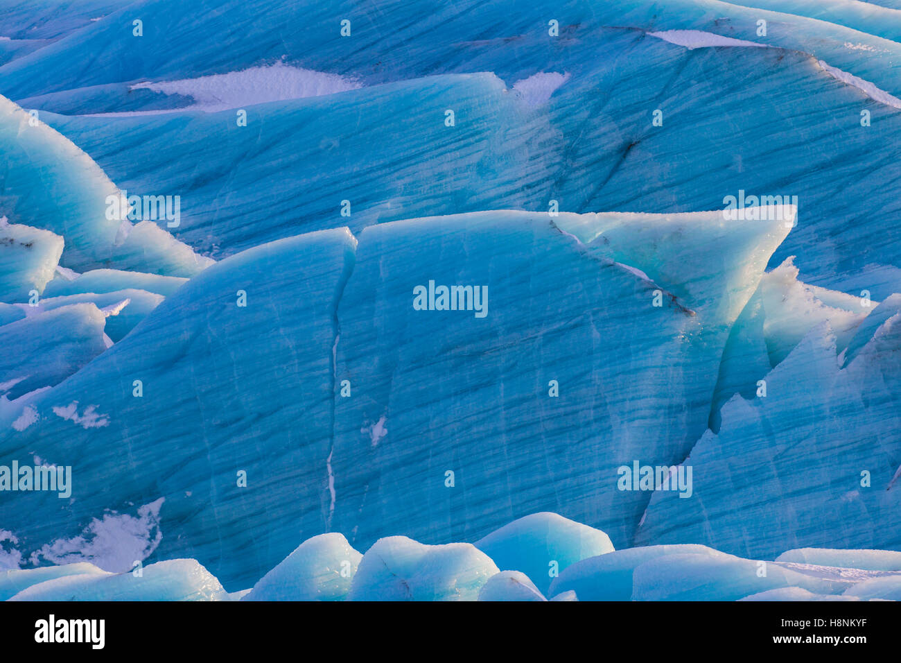 Blu di formazioni di ghiaccio su Svinafellsjökull, il braccio del Vatnajökull, Islanda il più grande ghiacciaio d'inverno Foto Stock