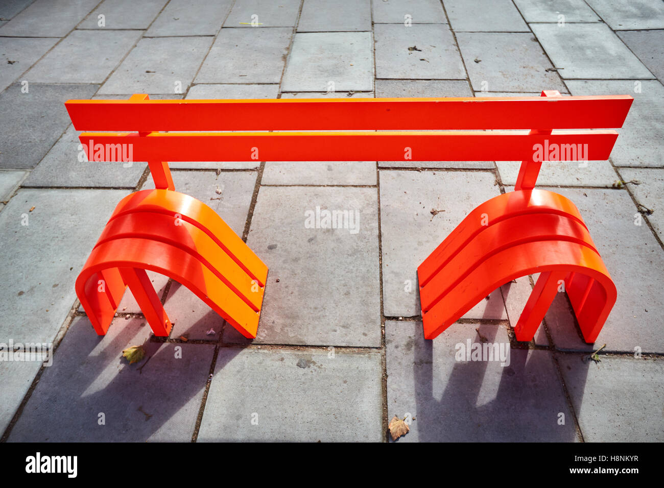 Panchine, parte dell'modificati banchi sociale NY opera d'arte da artista danese Jeppe Hein lavorare su London South Bank Foto Stock