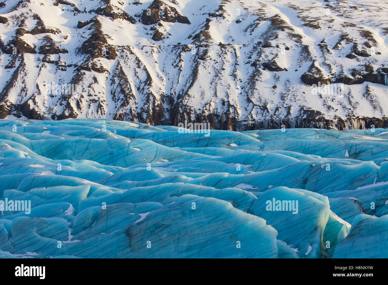 Blu ghiaccio su Svinafellsjökull, il braccio del Vatnajökull, Islanda il più grande ghiacciaio d'inverno Foto Stock