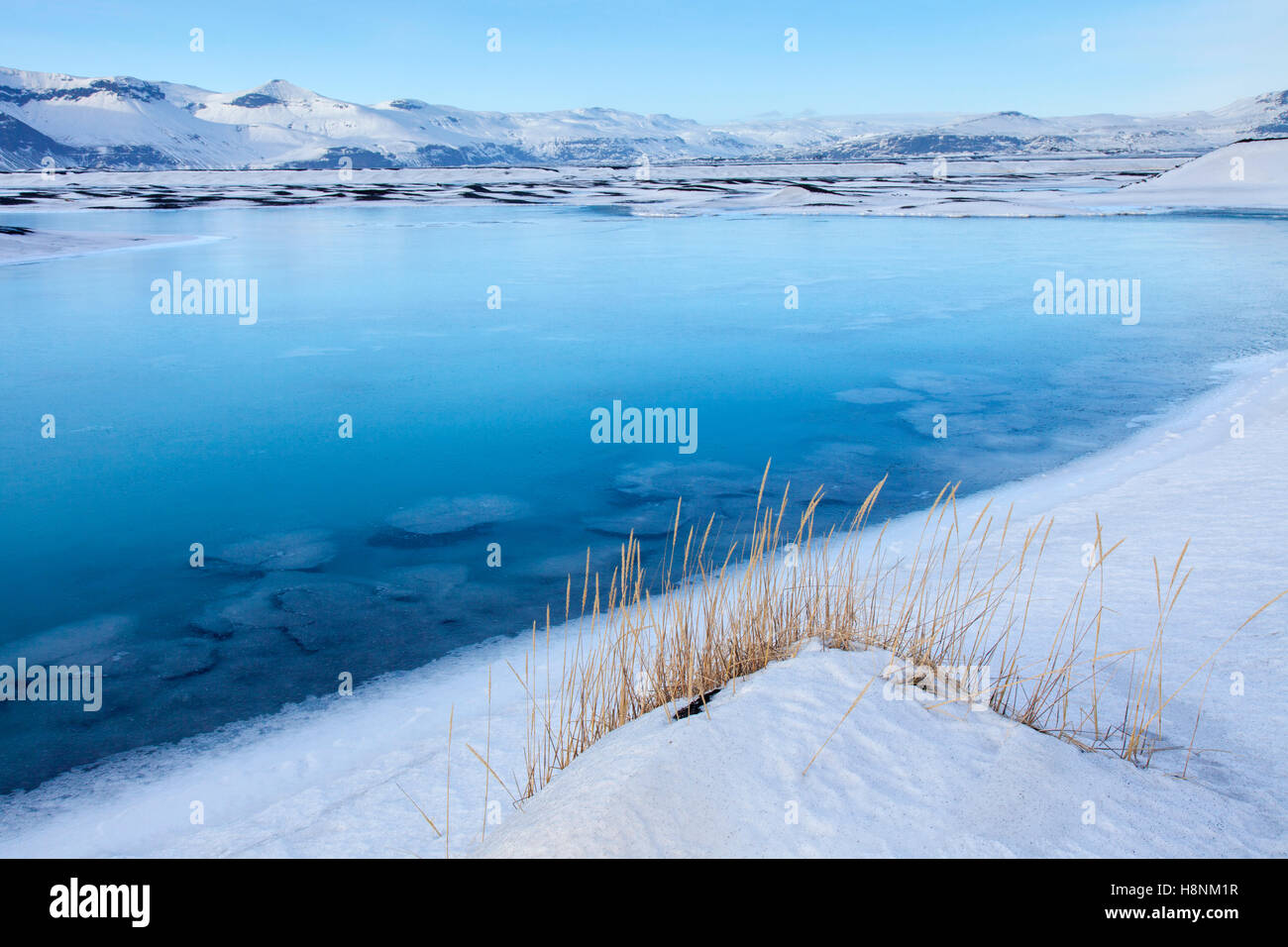 Paesaggio ricoperto di neve nei pressi di Mýrdalssandur in inverno, Islanda Foto Stock