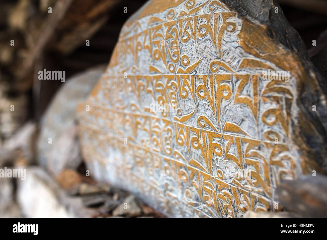 Malang, Nepal - 6 Maggio 2016: Mani pietre nel villaggio nepalese, buddista antiche pietre scolpite con il sacro mantra religiosa Foto Stock