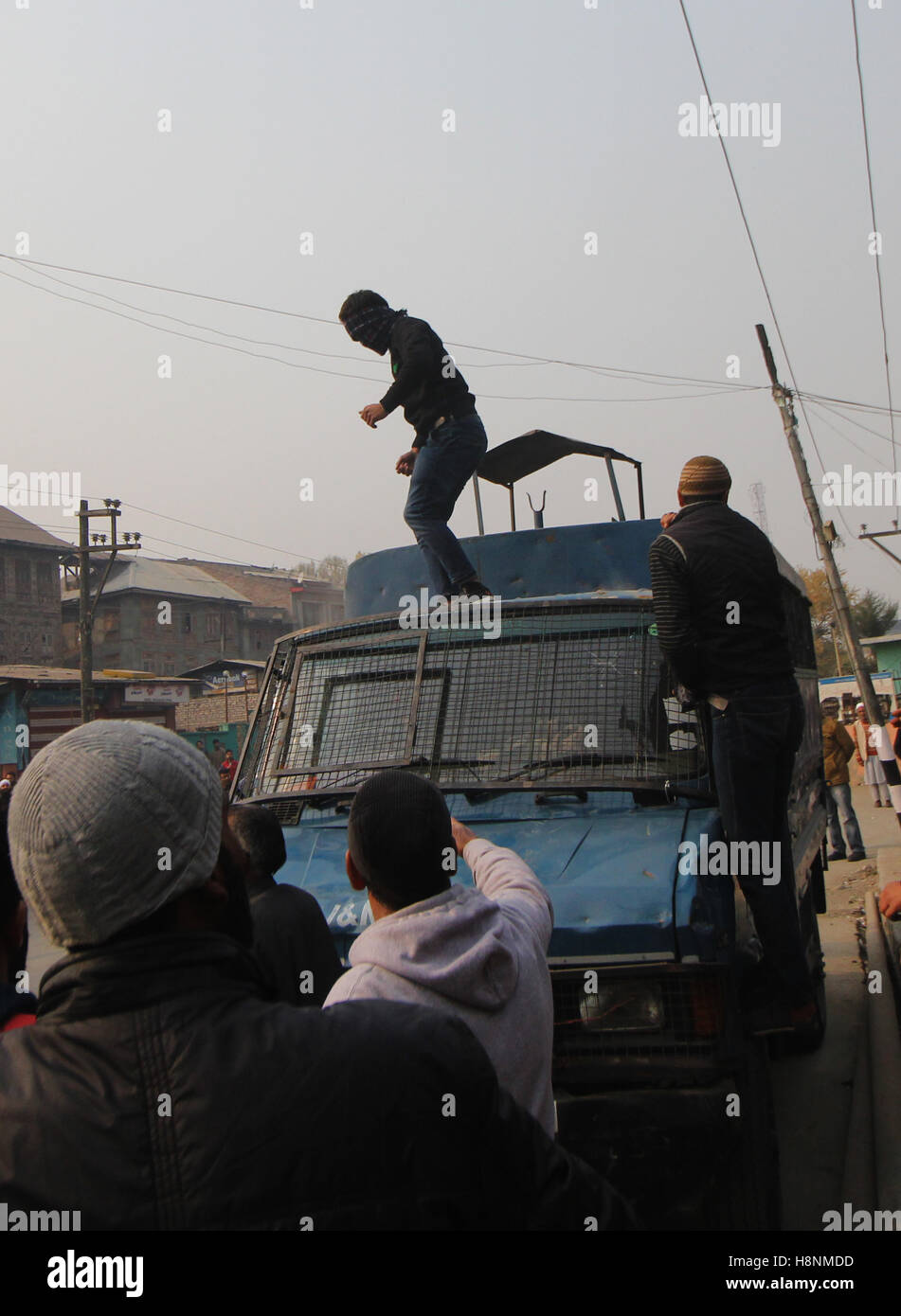 Srinagar, India. Xiv Nov, 2016. Manifestanti assediano un indiano di paramilitari veicolo dopo un vecchio anno 16 Gioventù, Rizwan Mir, che è stato ferito durante un incidente stradale da un indiano di paramilitari veicolo una settimana fa, ceduto in un ospedale della città a Srinagar in indiano Kashmir amministrato. Credito: Umer Asif/Pacific Press/Alamy Live News Foto Stock