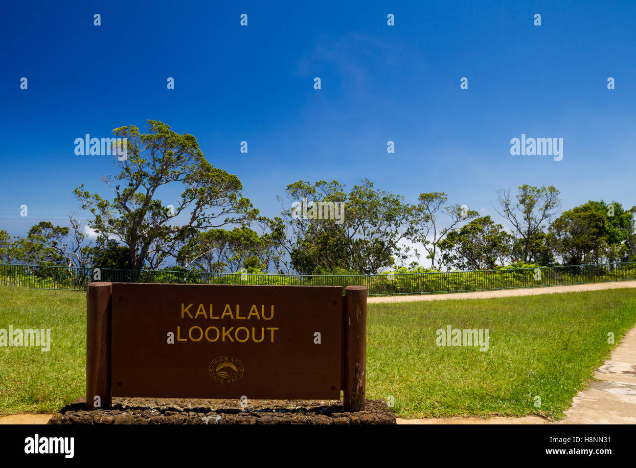 Segno al Kalalau Lookout in Kokee State Park in Valle Kalalau presso la costa di Na Pali in Kauai, Hawaii, Stati Uniti d'America. Foto Stock