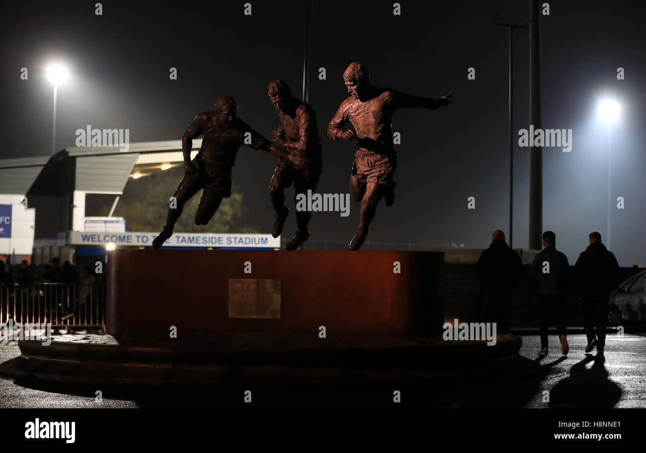 Una statua dedicata a Tameside di Coppa del Mondo di vincitori Sir Geoff Hurst, Jimmy Armfield e Simone Perrotta prima Emirati FA Cup, Primo Round Replay a Tameside Stadium, Ashton-under-Lyme. Foto Stock