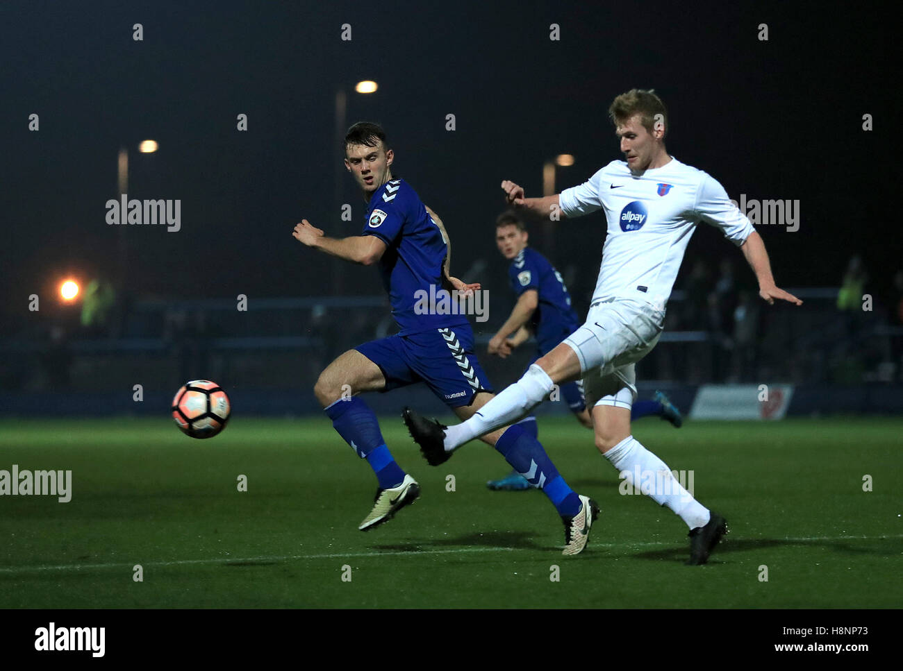 Westfield di Craig Jones (destra) e Curzon Ashton di Jamie Stott battaglia per la sfera durante la Emirates FA Cup, Primo Round Replay a Tameside Stadium, Ashton-under-Lyme. Foto Stock