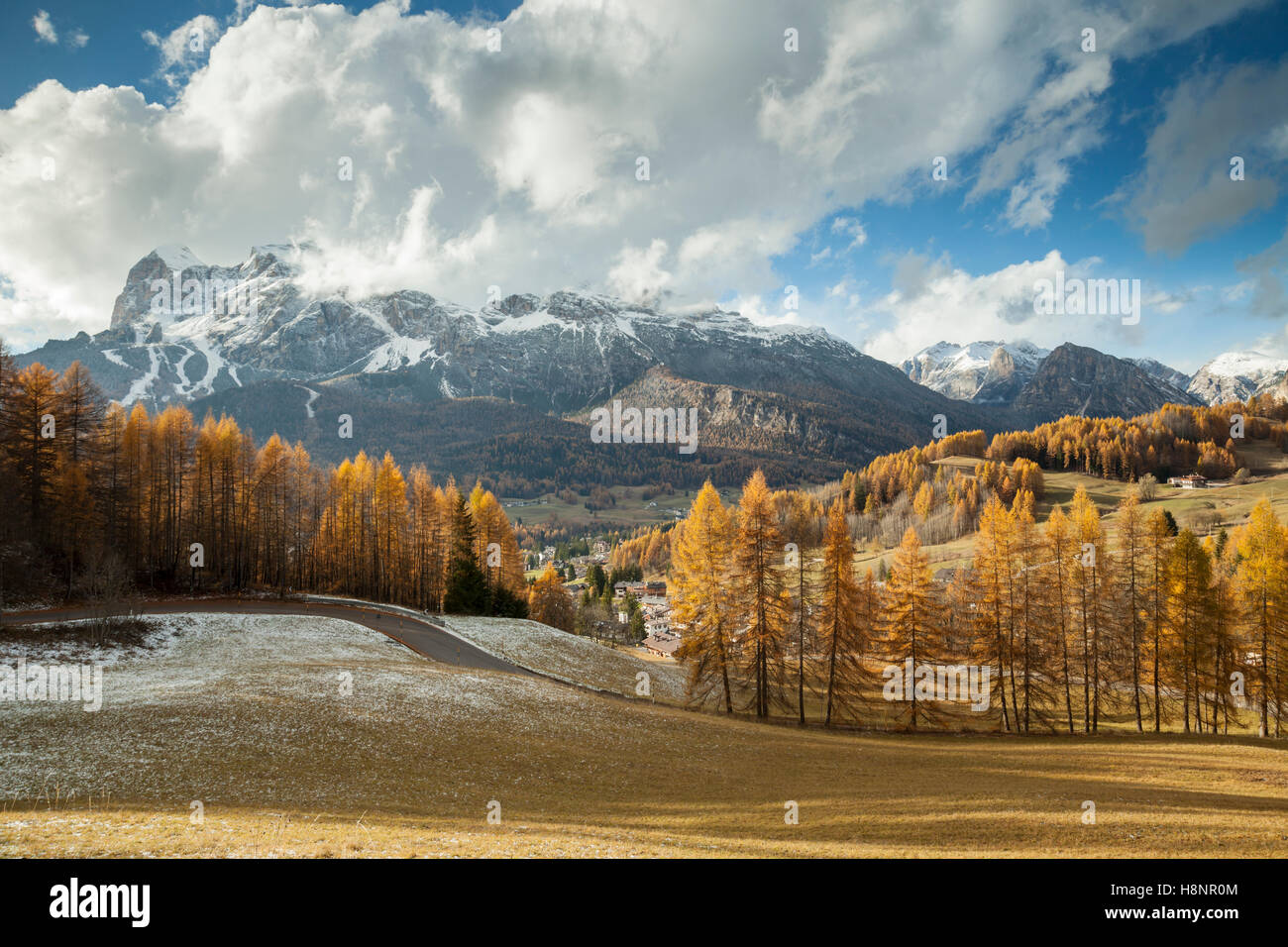 Pomeriggio autunnale nelle Dolomiti vicino a Cortina d'Ampezzo, Italia. Foto Stock