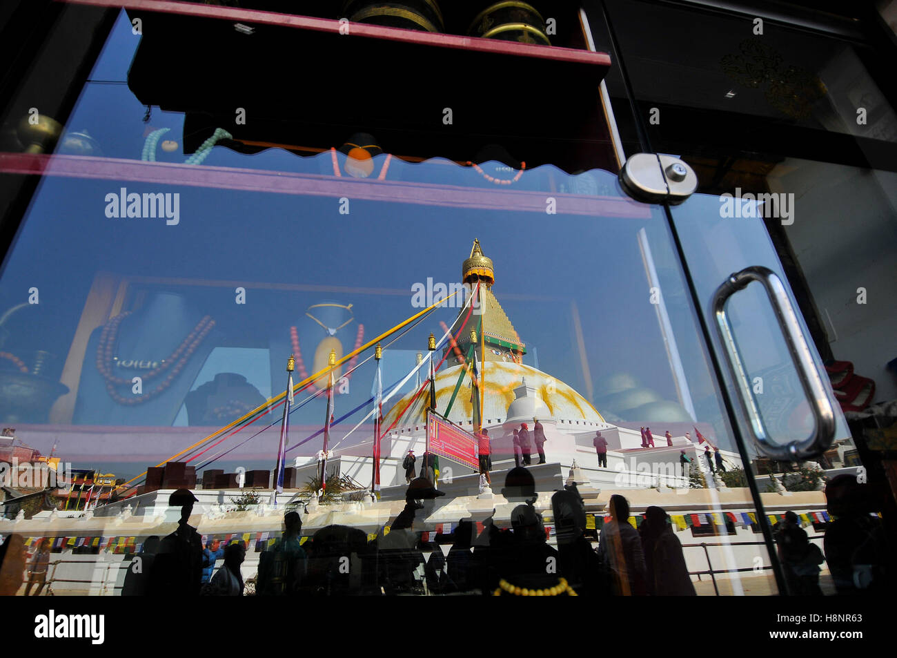 Reflction di visto su uno specchio come devoti Nepalese installazione di bandiere di preghiera intorno Stupa Boudhanath a Kathmandu, Nepal il Lunedì 14 Novembre, 2016. Lavoratore nepalese ricostruzione Stupa, che è stato distrutto da lo scorso anno il terremoto del 25 aprile e maggio 12, 2015 in Nepal. Dal aiuta da nazionale e donatori esteri e devoti buddista, la zona di Boudhanath Comitato di sviluppo ha completato i lavori di ristrutturazione del monastero di Boudhanath a costo di Rs 190 milioni. Stupa Boudhanath è elencato come un patrimonio mondiale di UNESCO sito in Kathmandu, Nepal. (Foto di Narayan Maharjan/Pacific Stampa) Foto Stock