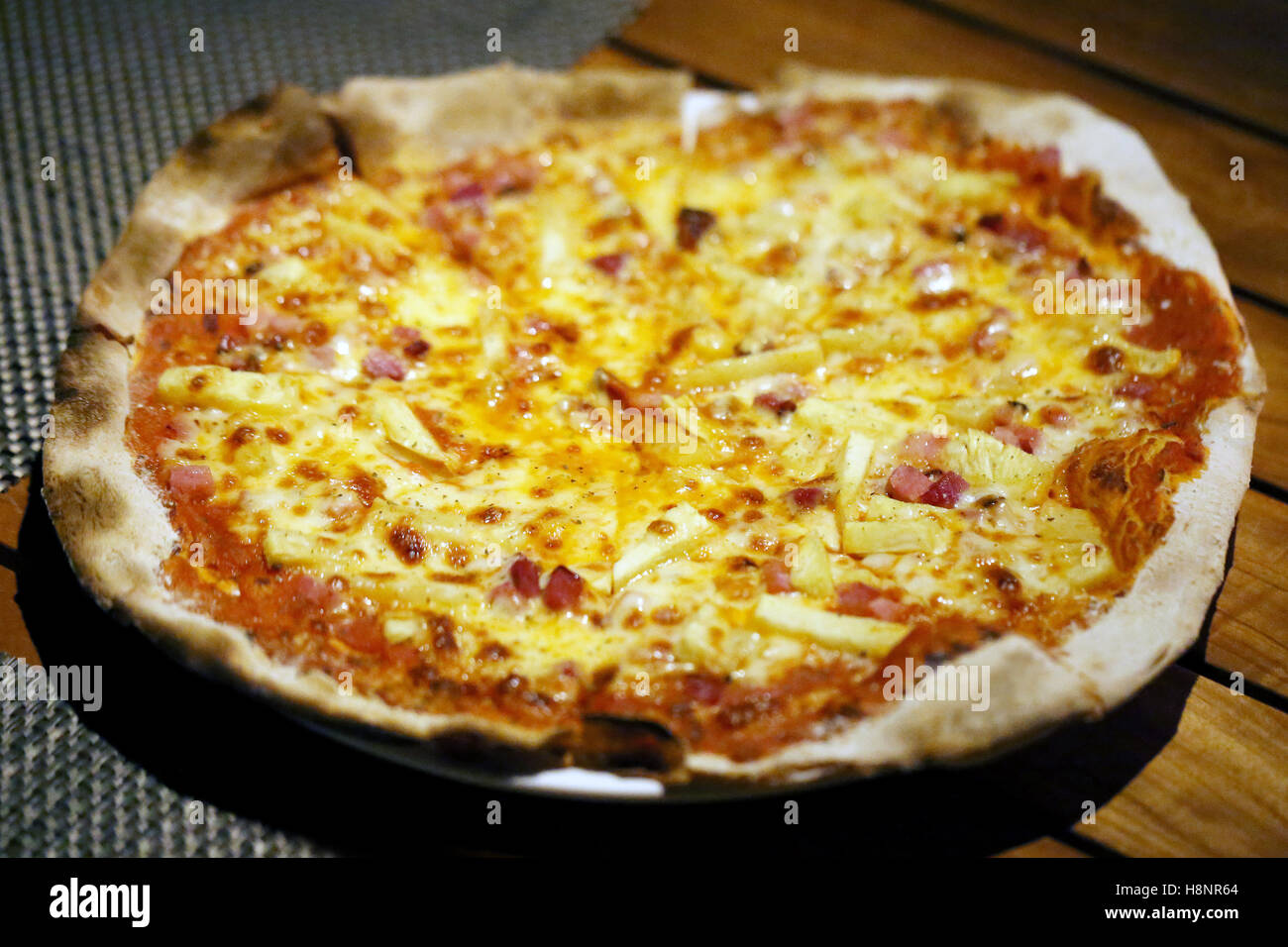 Una deliziosa pizza con formaggio per scattare una foto closeup Foto Stock