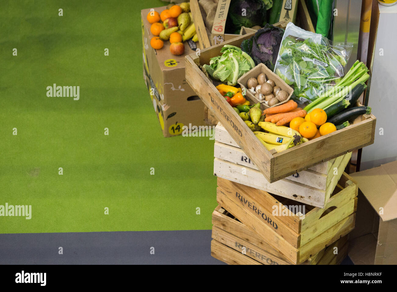 Le gabbie con materie organiche di frutta e verdura visualizzata alla BBC GOOD FOOD SHOW hel all'Olympia di Londra. Foto Stock