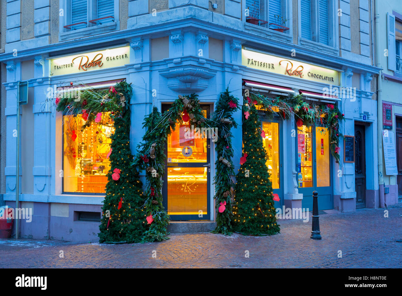 Le decorazioni di Natale sulla tipica pasticceria storica Colmar, strada del vino, Alsazia, Haut-Rhin, Francia Foto Stock