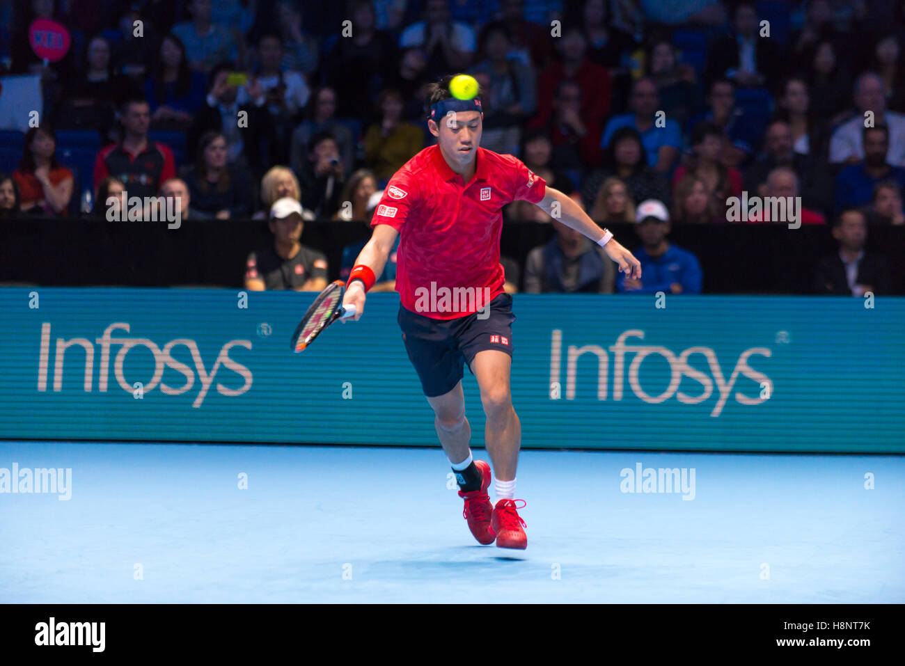 Kei Nishikori (JPN) riprodurre il primo match del gruppo John McEnroe in ATP finali nel Regno Unito. Foto Stock