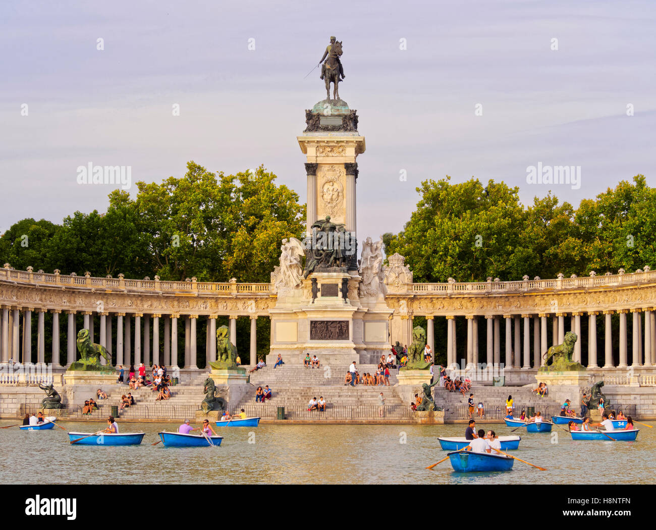 Spagna, Madrid, vista dell'Alfonso XII Monumento e lago nel Parque del Retiro. Foto Stock