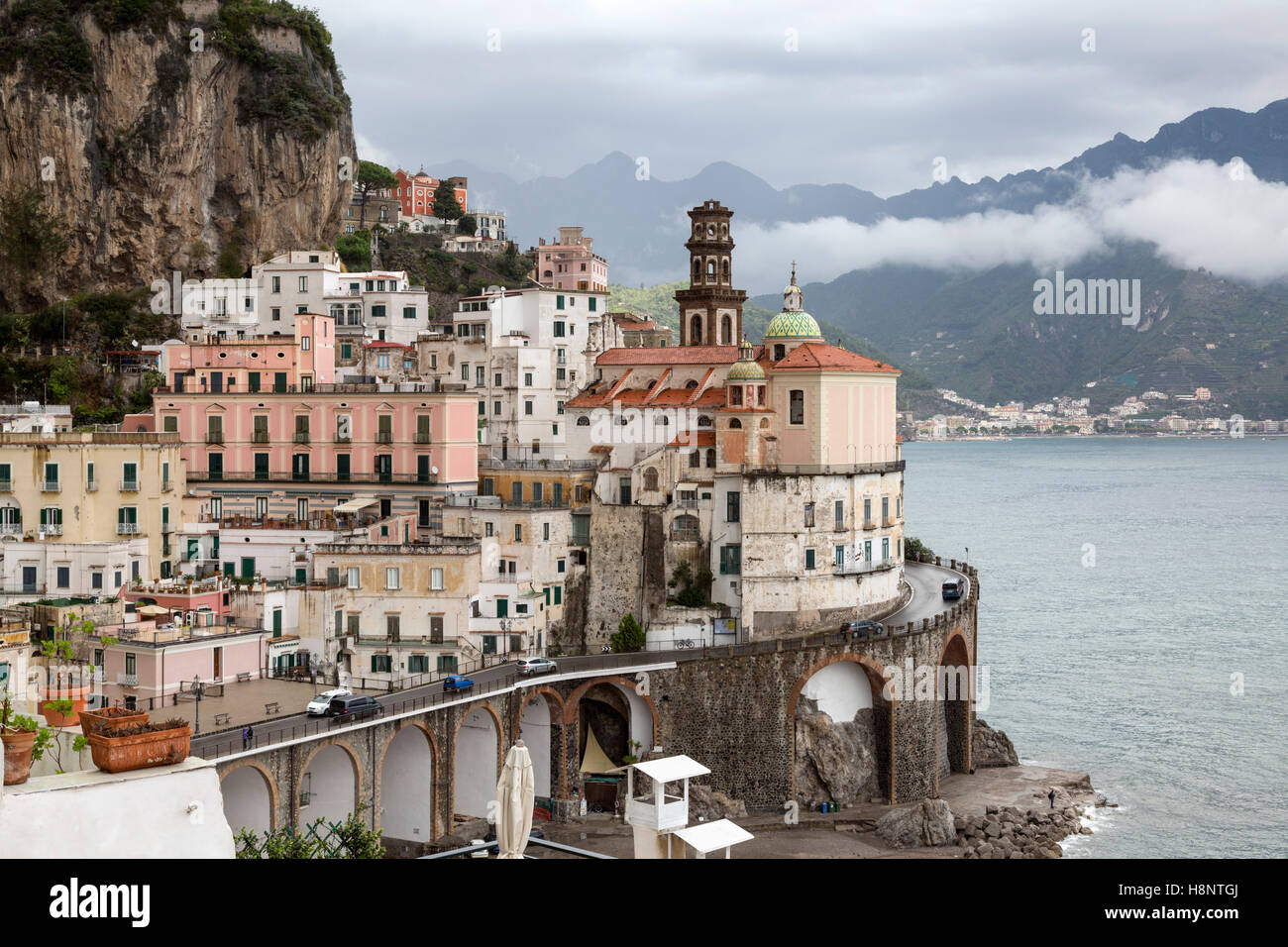 Bellissima vista di Atrani sulla Costiera Amalfitana. Provincia di Salerno, Foto Stock