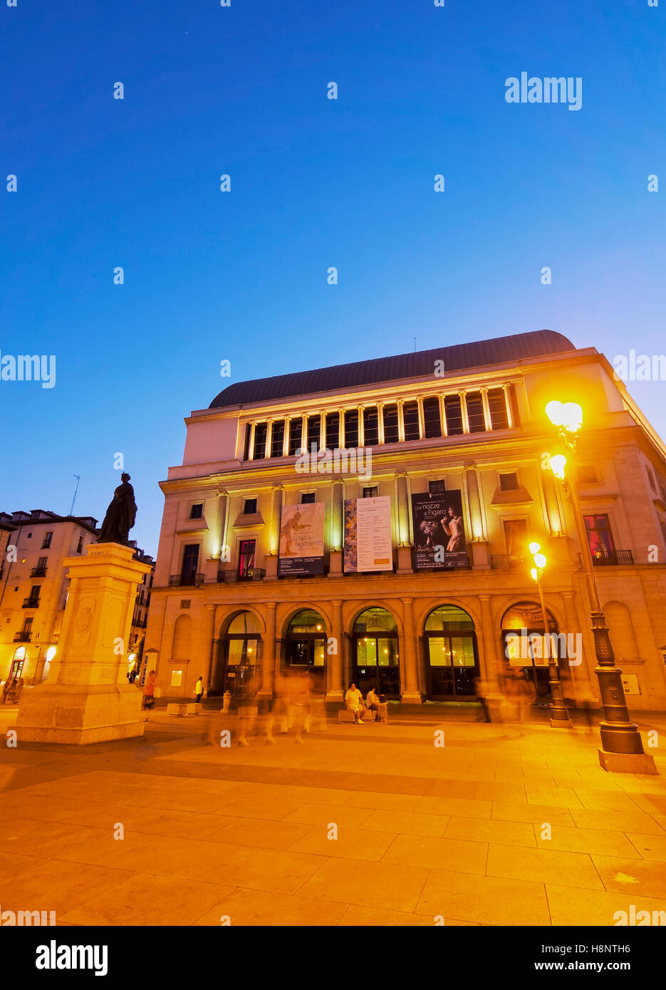 Spagna, Madrid, Plaza Isabel II, vista del Teatro Reale. Foto Stock