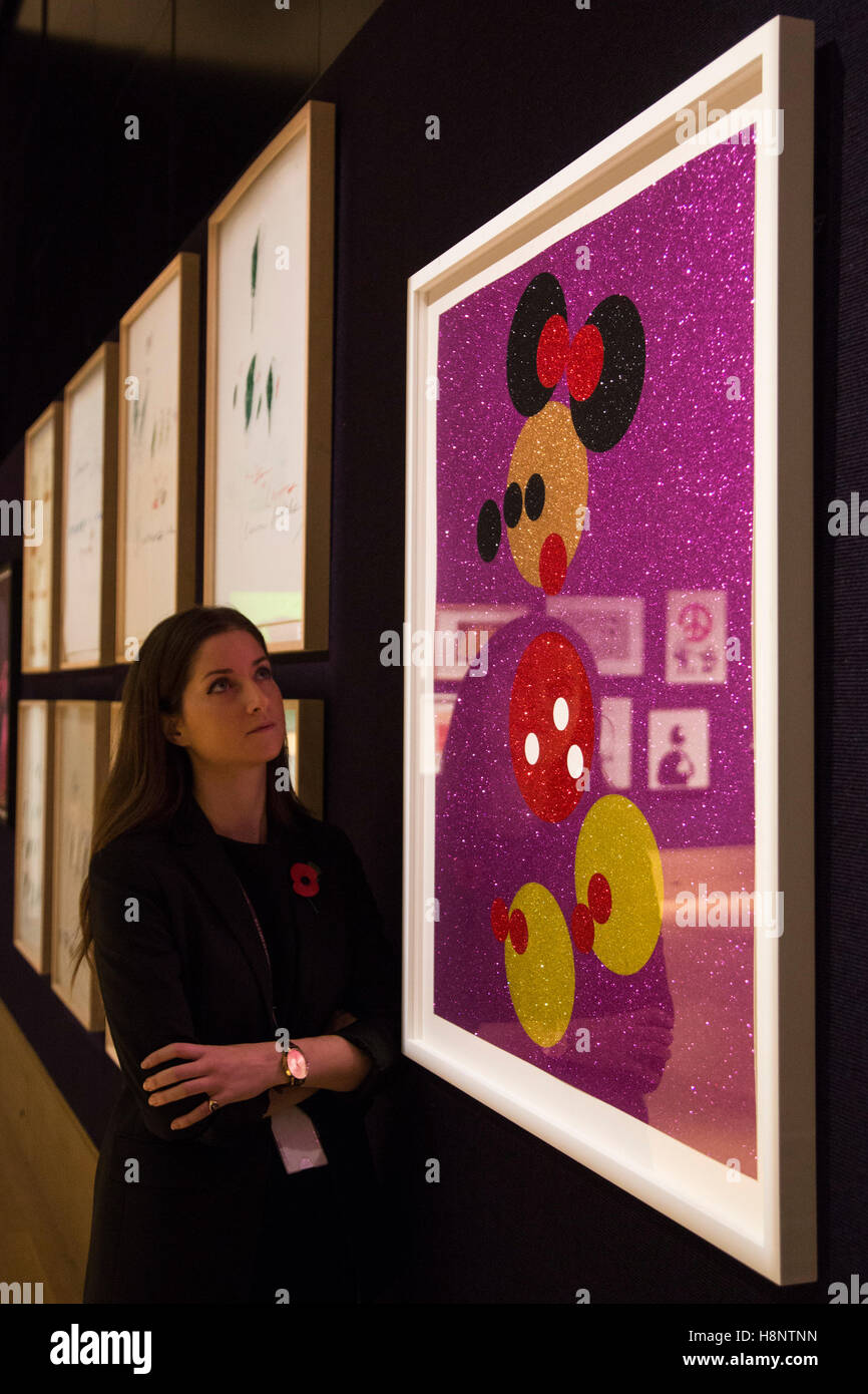 Londra, Regno Unito. Il 14 novembre 2016. Un dipendente Bonhams guarda Minnie (Rosa Glitter) di Damien Hirst, est. 8,000-12,000. Anteprima di GBP per Bonhams' imminente stampe & multipli delle vendite su 16 Novembre. La linea comprende opere di artisti tra cui Lichtenstein, Warhol, Hockney e Hirst. Foto Stock