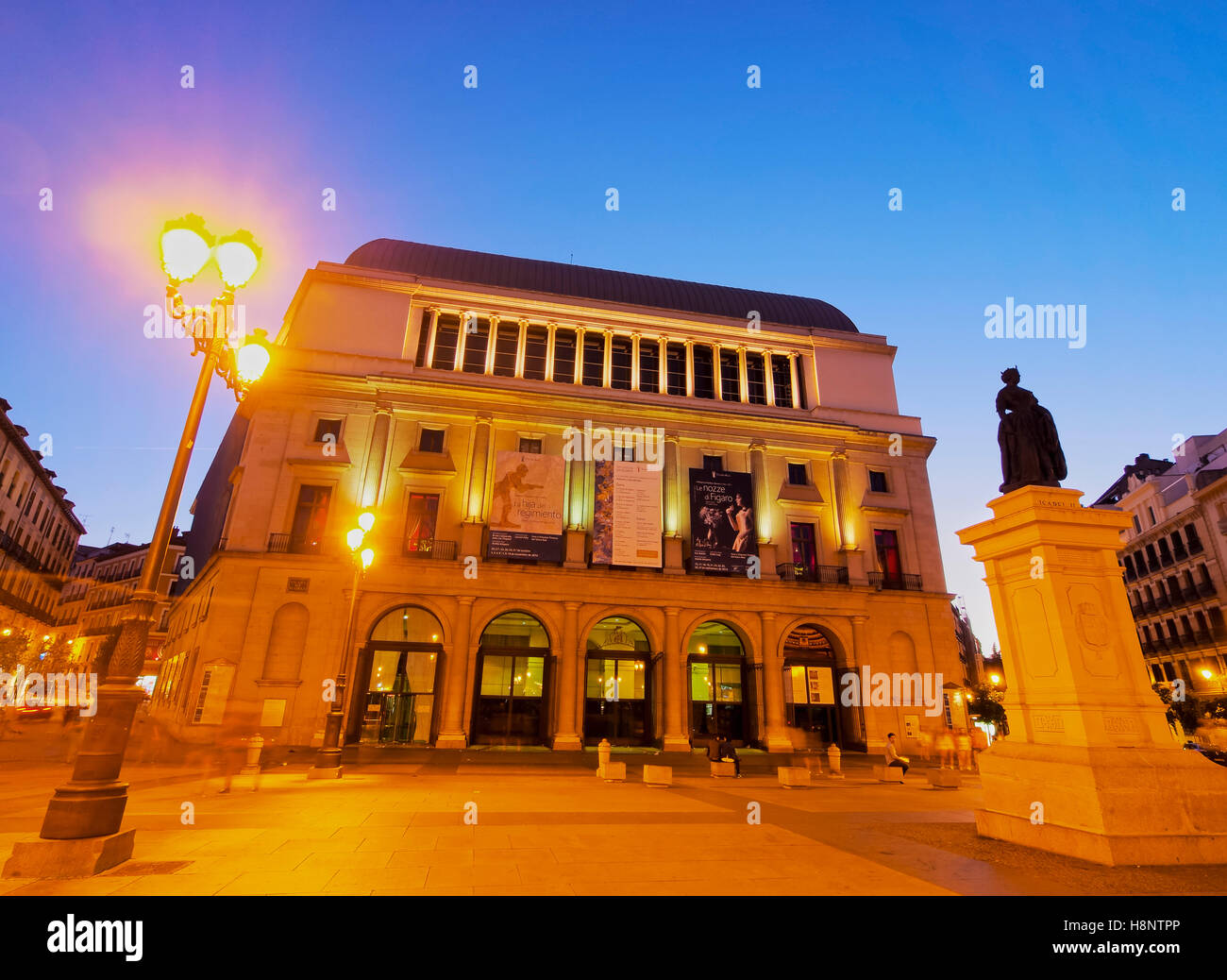 Spagna, Madrid, Plaza Isabel II, vista del Teatro Reale. Foto Stock