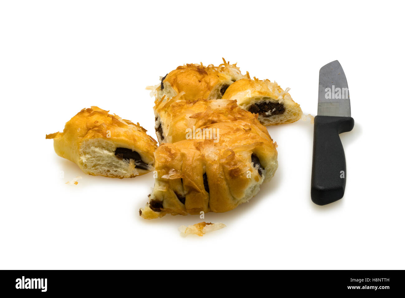 Pudding di pane con noce di cocco e il coltello su sfondo bianco Foto Stock