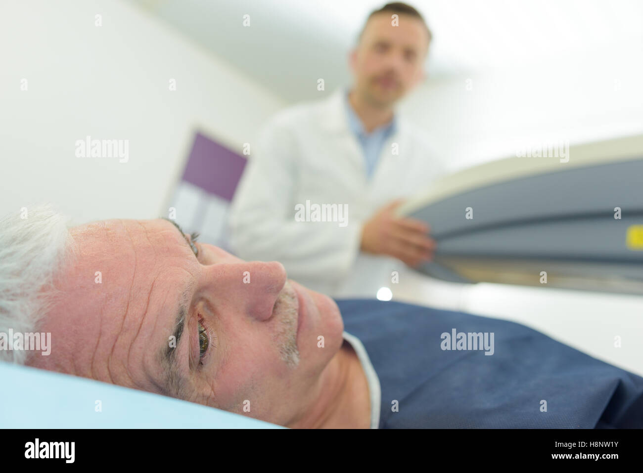 Preoccupato uomo medico analisi paziente di sesso maschile con ultrasuoni Foto Stock