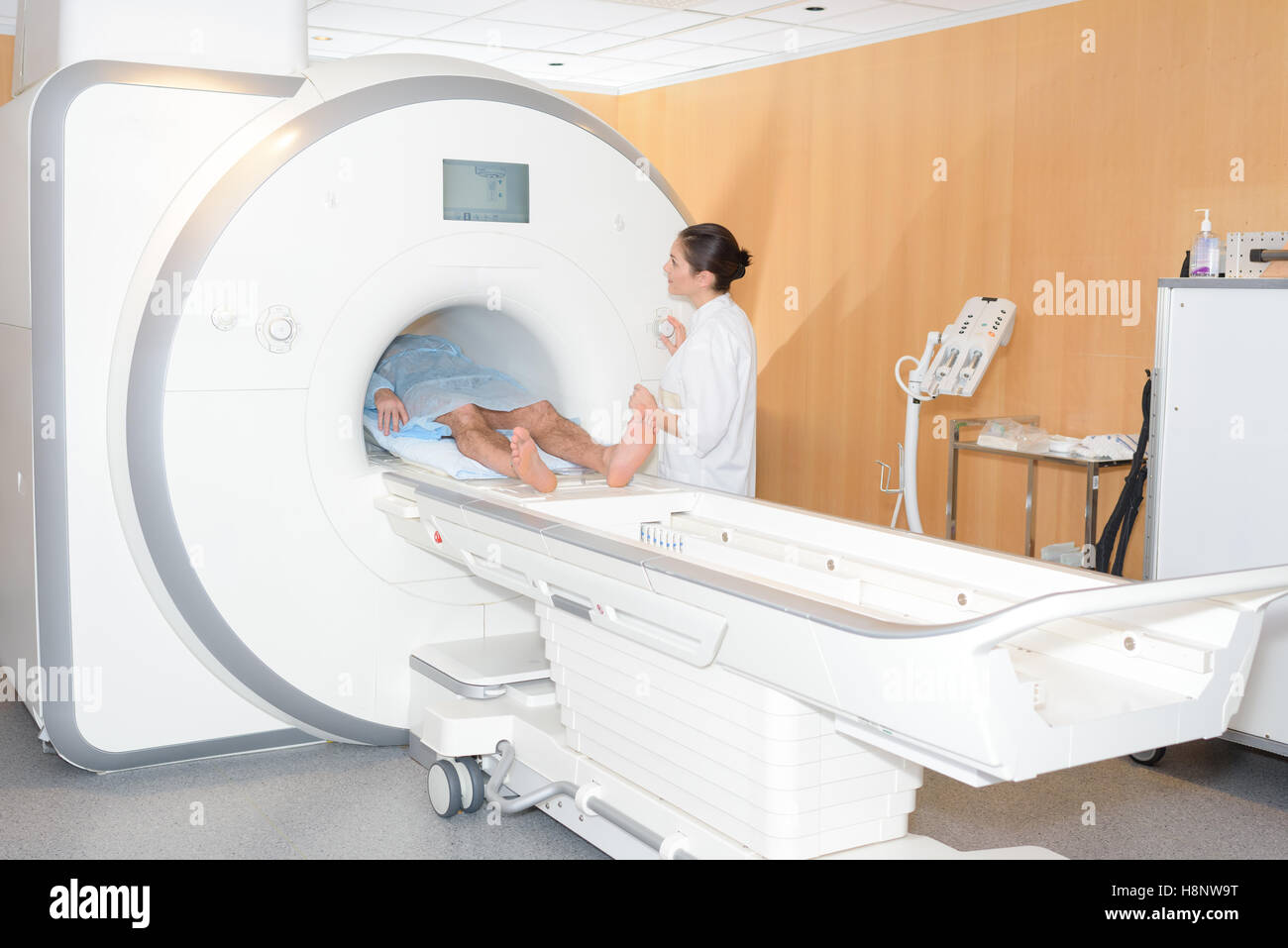 L'uomo entra scanner MRI Foto Stock