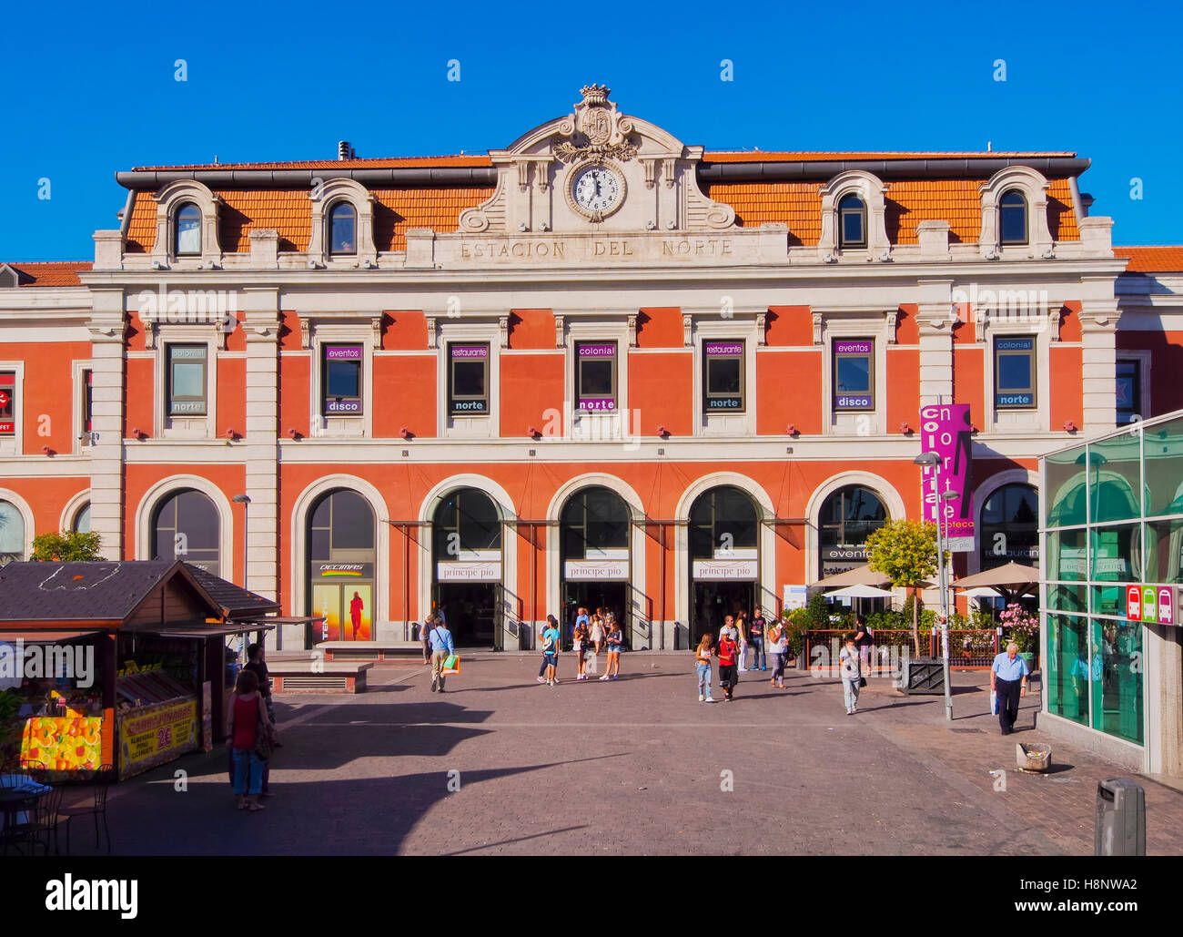 Spagna, Madrid, vista la Estacion del Norte, ora Principe Pio stazione ferroviaria e il centro commerciale. Foto Stock