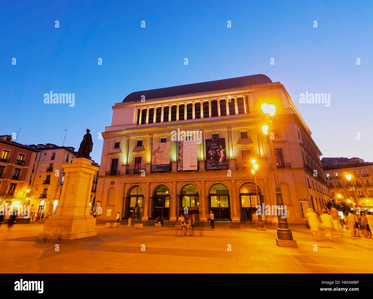 Spagna, Madrid, Plaza Isabel II, vista del Teatro Reale. Foto Stock