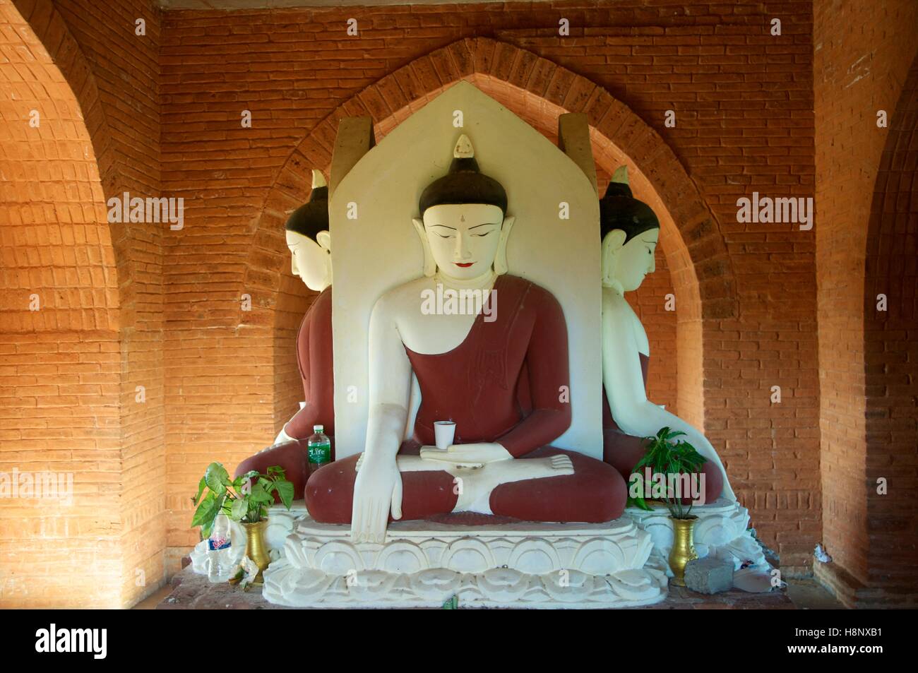 Bagan, Myanmar - Novembre 12, 2014. Le immagini del Buddha in recentemente restaurato pagoda a Bagan. Foto Stock