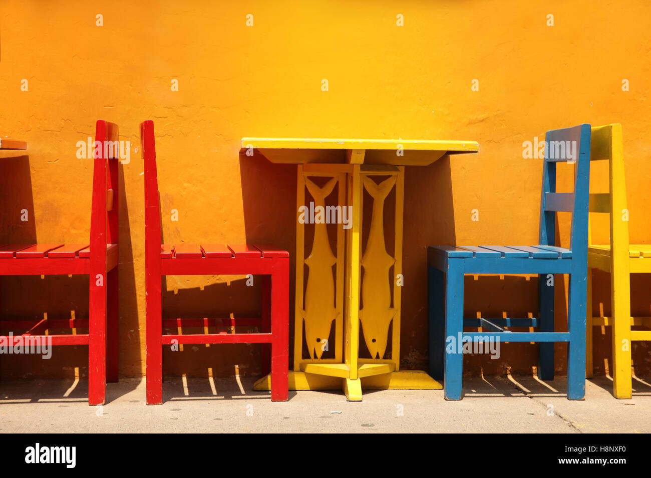 Colorato tavolo e sedie pronto per una street bar o ristorante. Foto Stock