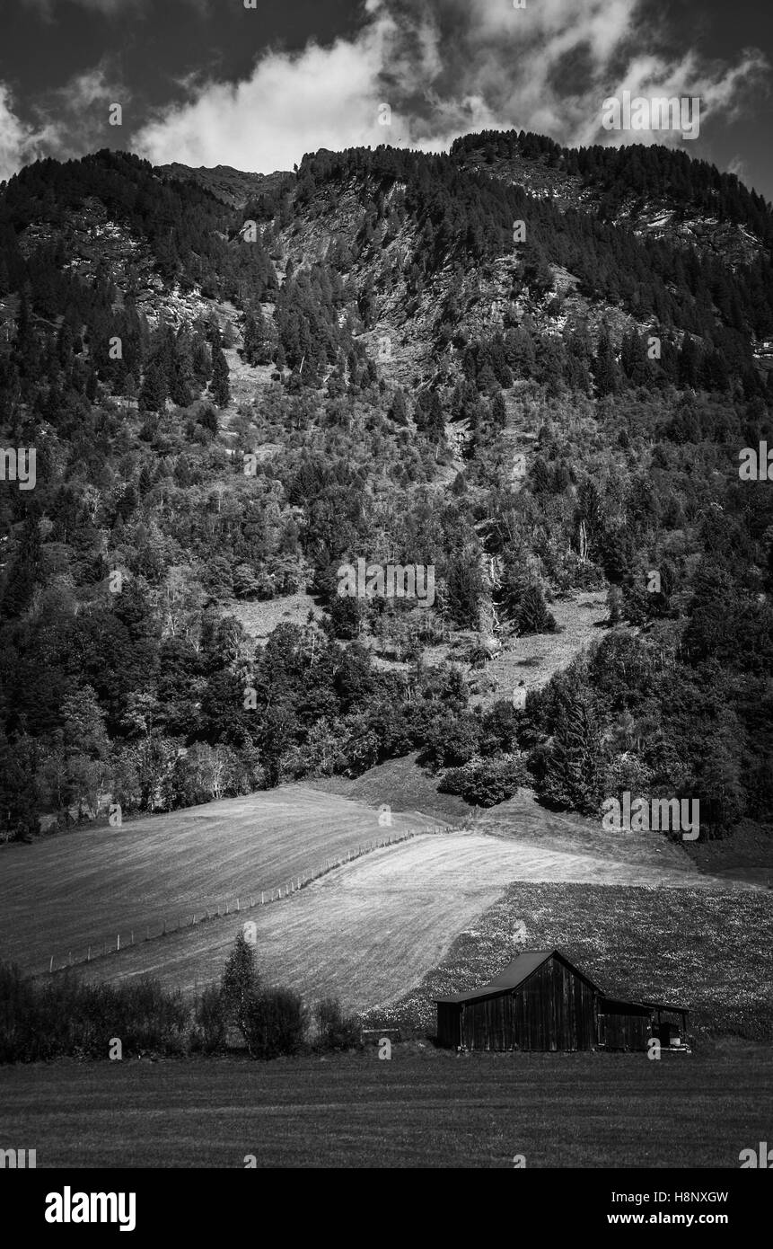 Tettoia in legno con sfondo di montagne Foto Stock
