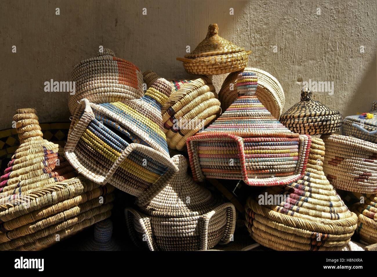 Portacestini in canna fatti a mano nella vecchia Fez Medinain Fez, Marocco, Africa. Foto Stock