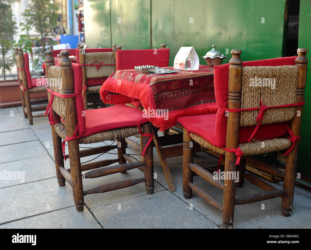 Tabelle vuote in corrispondenza di un cafe' all'aperto ad Istanbul in Turchia. Foto Stock