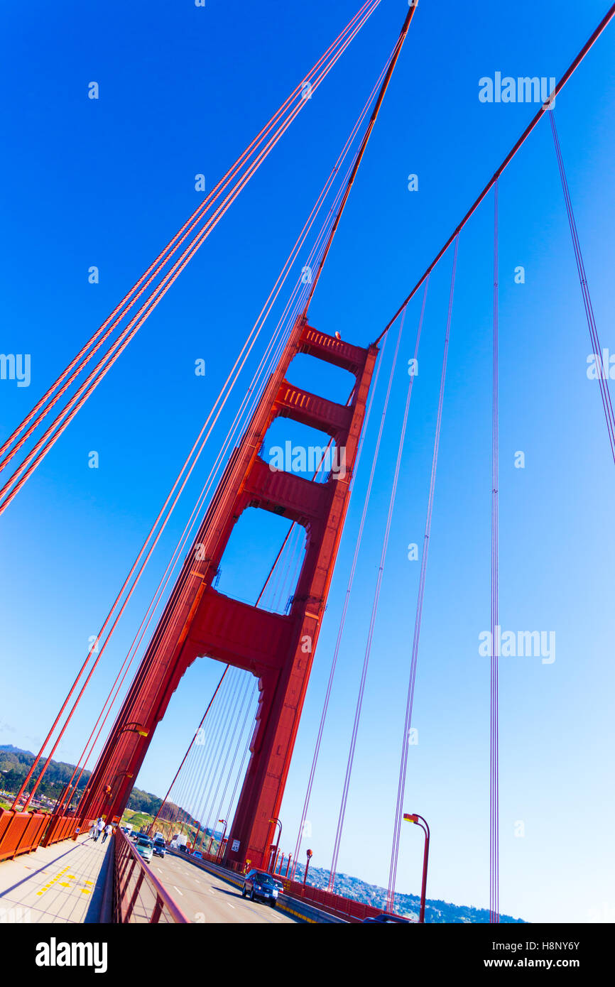 Torre Rossa del Golden Gate Bridge e il traffico di coperta contro un bel cielo blu a San Francisco, California composta di inclinazione Foto Stock