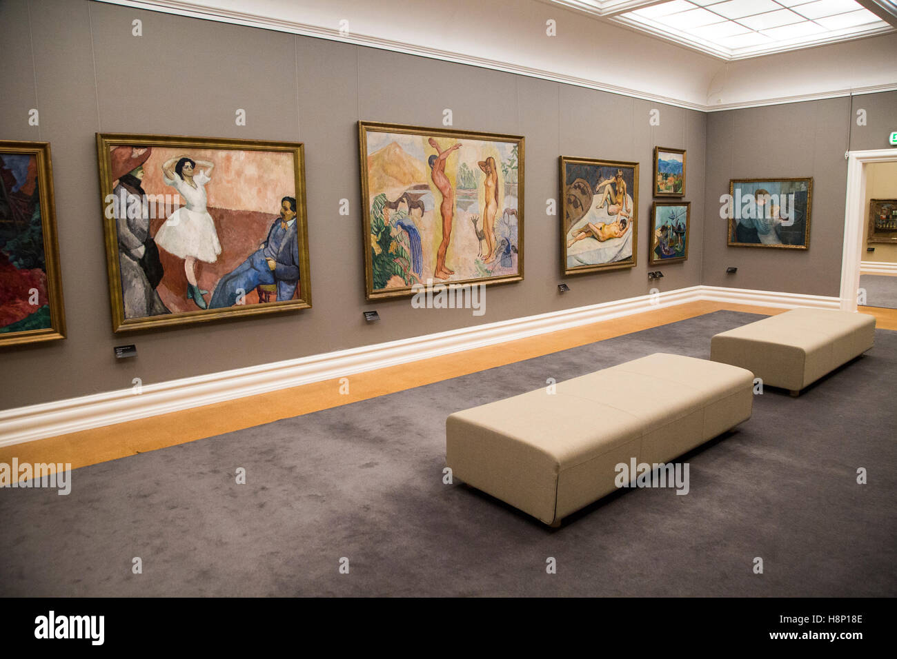 Interno della galleria interno con dipinti incorniciati montato su parete, Kode 3 art gallery Bergen, Norvegia Foto Stock