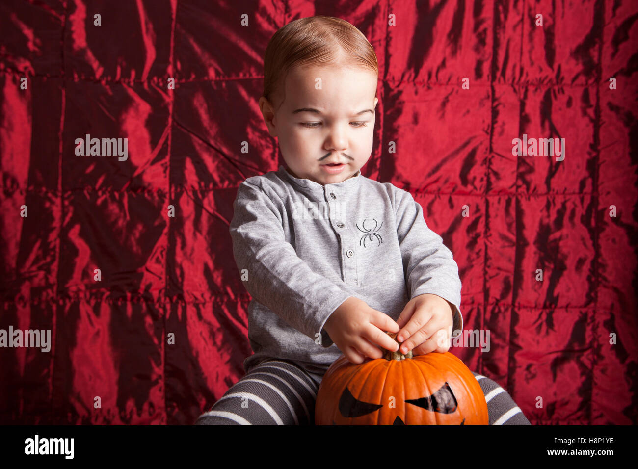 Ritratto di un ragazzino dress up per la festa di Halloween. Egli è la riproduzione di un dipinto di zucca Foto Stock