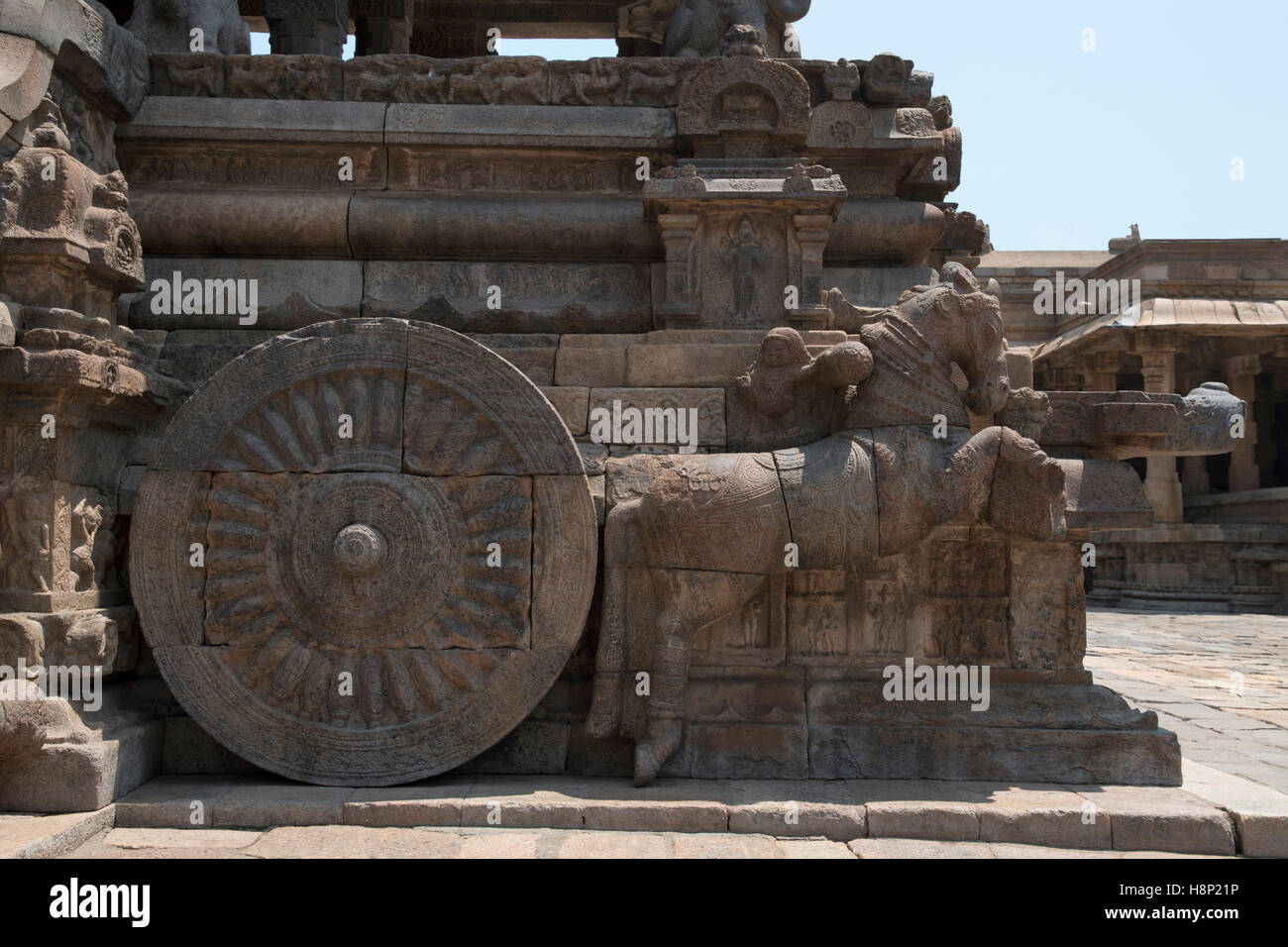Cavalli al galoppo in prossimità di rampe di scale, agra-mandapa, Tempio Airavatesvara, Darasuram, Tamil Nadu, India. Vista da est. Foto Stock