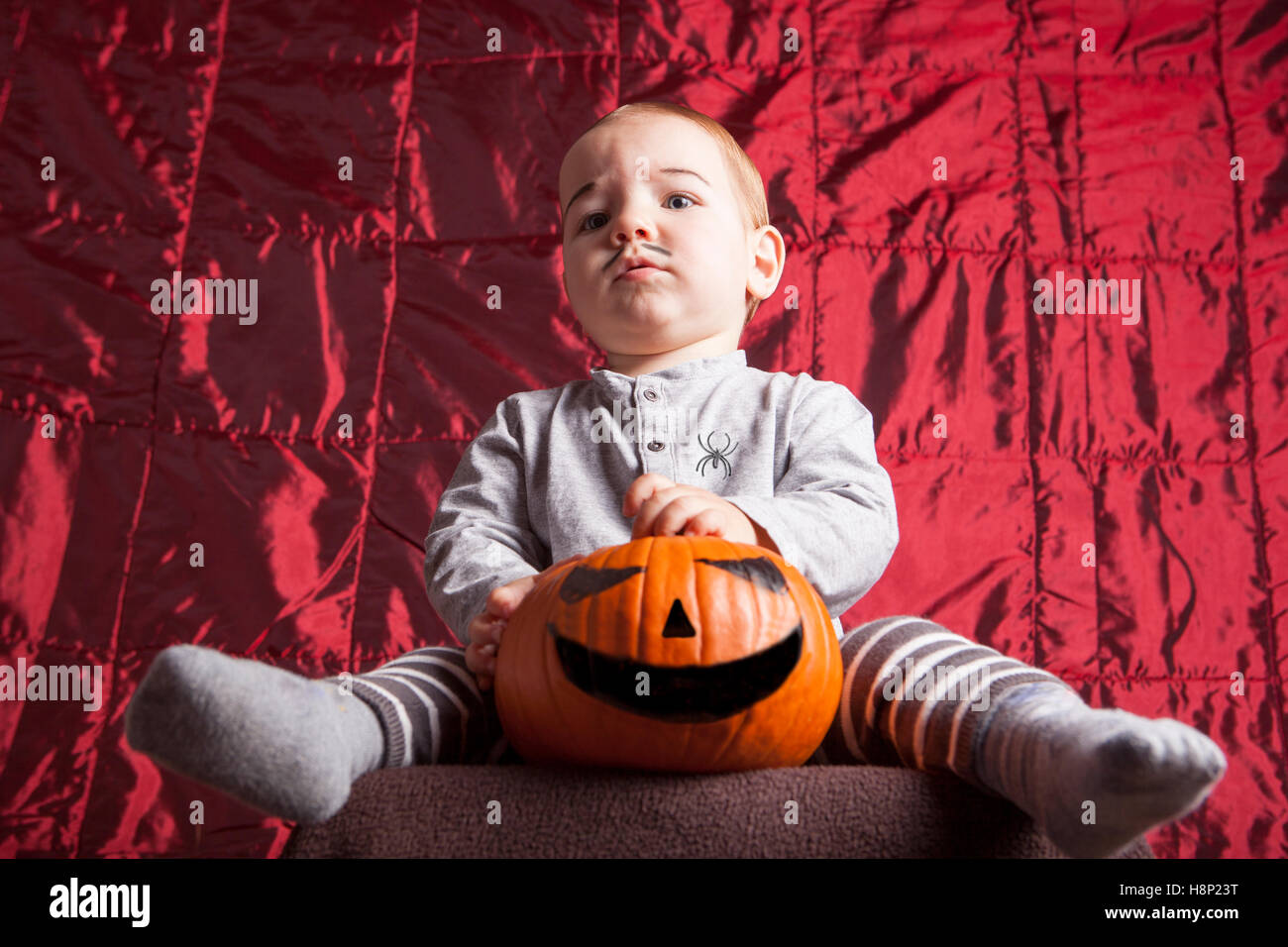 Ritratto di un ragazzino dress up per la festa di Halloween. Egli ha un grave sospettare l'espressione Foto Stock