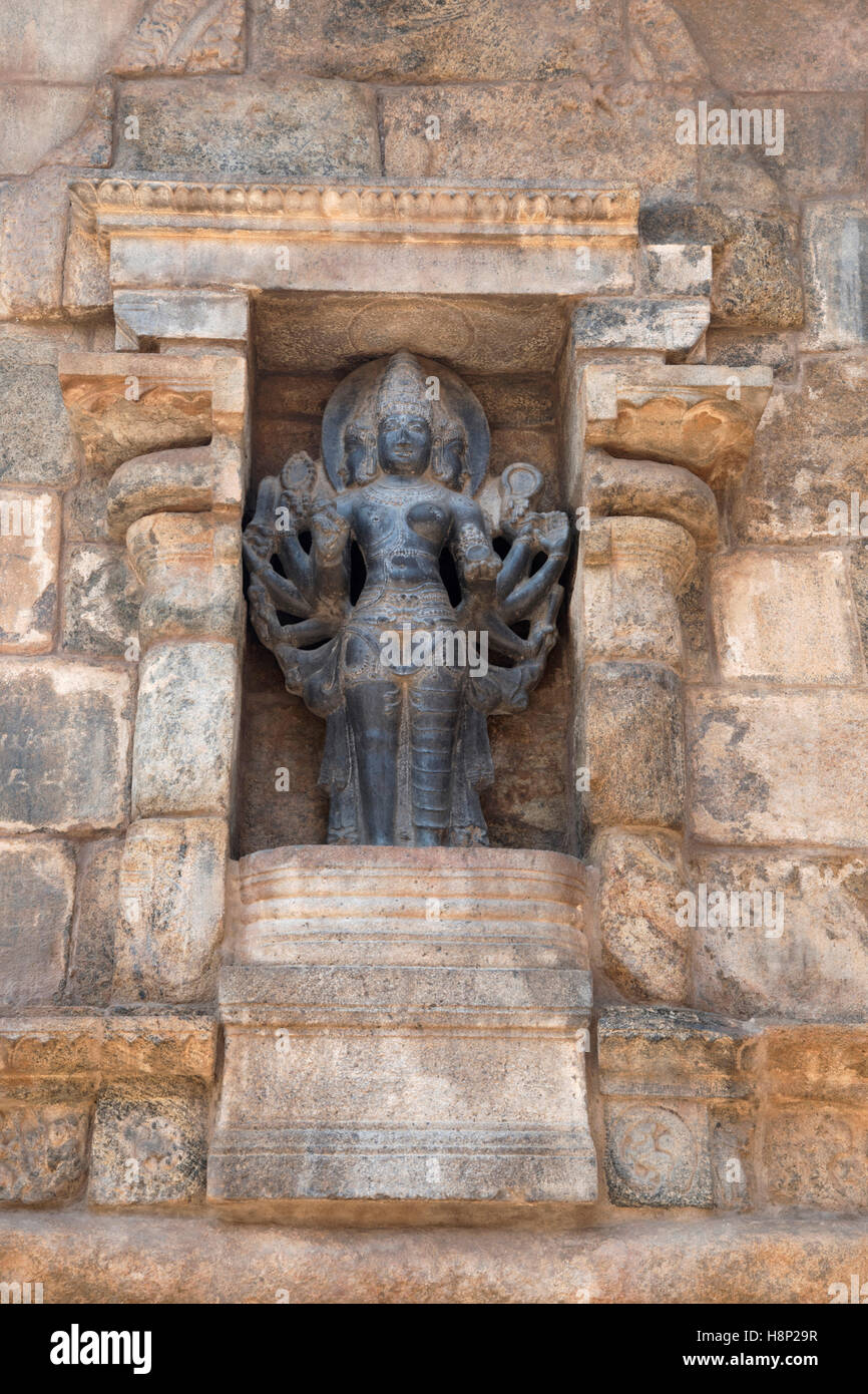 Martand Bhairva, una forma di Shiva, Tempio Airavatesvara, Darasuram, Tamil Nadu, India. La parete orientale del maha-mandapa. Foto Stock