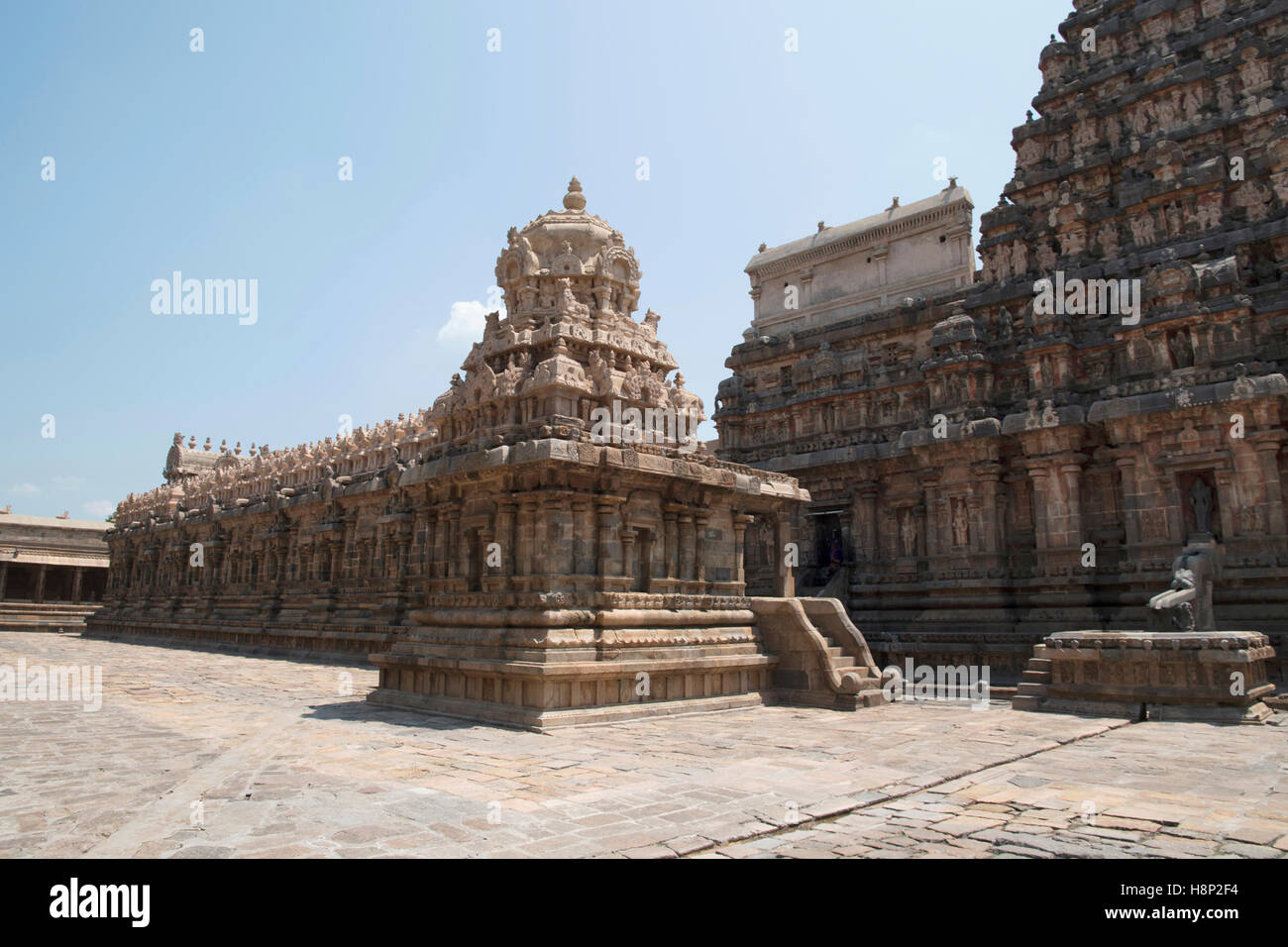 Vista di Airavatesvara tempio complesso, Darasuram, Tamil Nadu, India. Il piccolo santuario è di Chandikesvara. Foto Stock